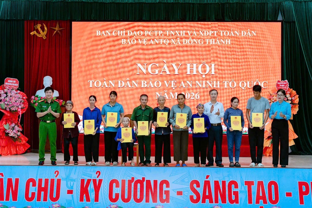 Đồng chí Đại tá Phạm Thành Long, Phó Giám đốc Công an tỉnh trao quà tặng hộ gia đình chính sách