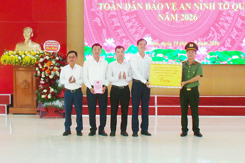 Đồng chí Đại tá Trần Ngọc Tuấn, Ủy viên Ban Thường vụ Đảng ủy, Phó Giám đốc Công an tỉnh trao quà của Ban Chỉ đạo phòng chống tội phạm, tệ nạn xã hội và xây dựng phong trào toàn dân bảo vệ an ninh Tổ quốc tỉnh tặng Đảng bộ, chính quyền và Nhân dân xã