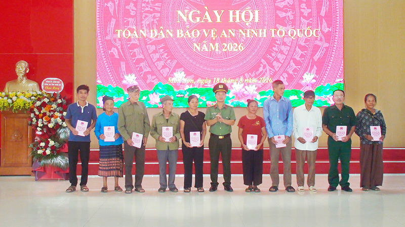 Đồng chí Đại tá Trần Ngọc Tuấn, Ủy viên Ban Thường vụ Đảng ủy, Phó Giám đốc Công an tỉnh trao quà tặng hộ gia đình chính sách