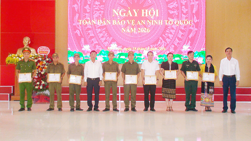 Trao Giấy khen của UBND xã tặng tập thể, cá nhân có thành tích xuất sắc trong xây dựng phong trào toàn dân bảo vệ an ninh Tổ quốc