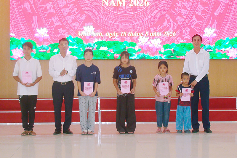 Tặng quà học sinh có hoàn cảnh khó khăn