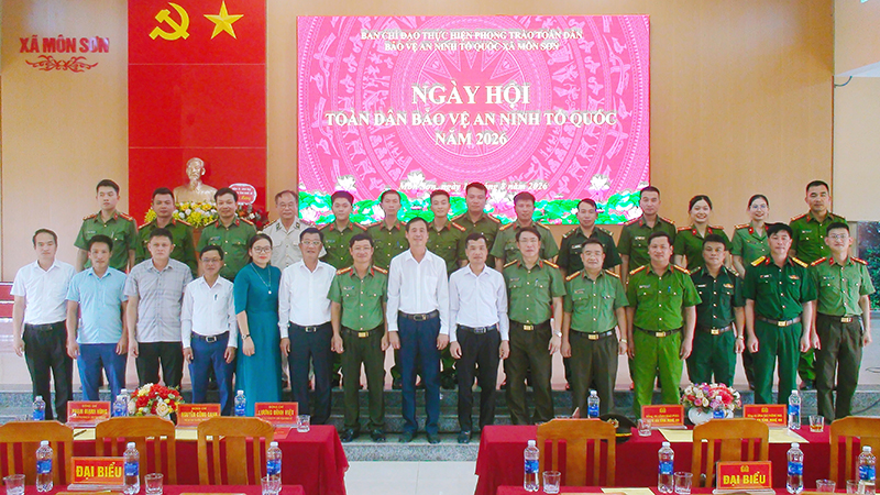 Đại biểu chụp ảnh lưu niệm