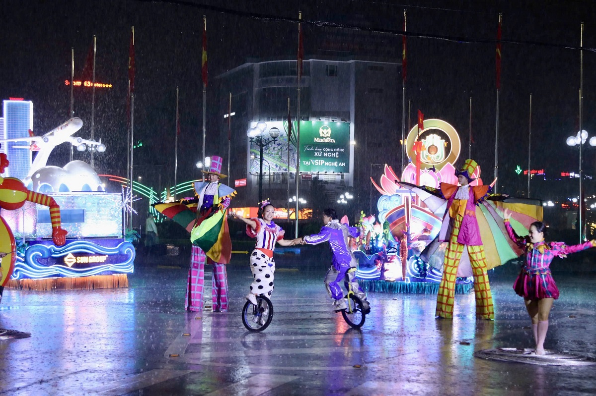 Những màn biểu diễn trẻ trung, sôi động; những tạo hình vui nhộn tạo thêm sự đa dạng cho Carnival 2026