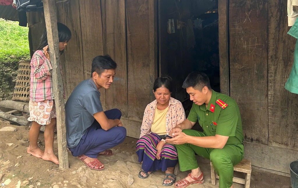 Công an xã Bắc Lý hỗ trợ người dân kích hoạt định danh điện tử