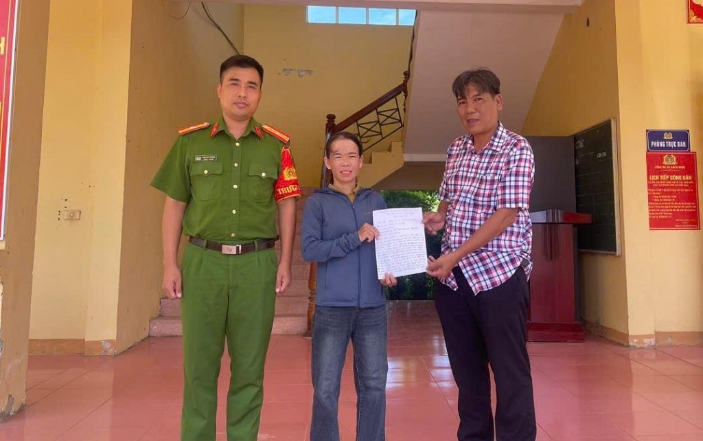 Công an xã Bạch Ngọc hướng dẫn chị Hương thực hiện thủ tục để hoàn tất việc chuyển trả số tiền 600 triệu đồng cho anh Biện Văn Thông 