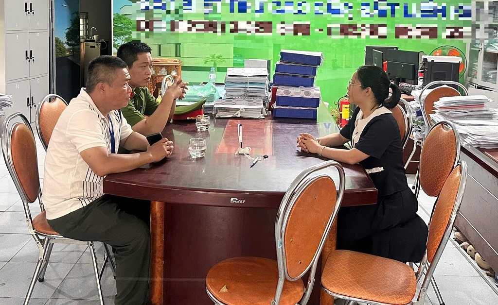 Công an phường Thành Vinh phối hợp với Đội Quy tắc đô thị thuộc Trung tâm Cung ứng dịch vụ công phường làm việc với Ban Quản lý dự án Khu đô thị Nam Lê Lợi