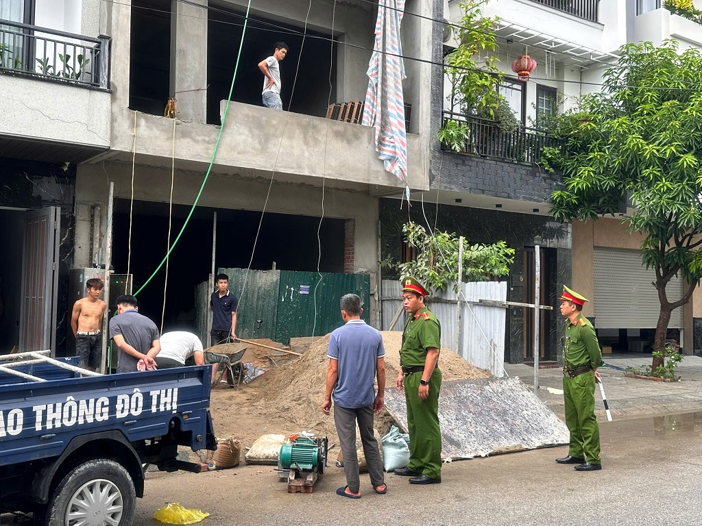 Công an phường Thành Vinh phối hợp với lực lượng chức năng giải tỏa hành lang ATGT Khu đô thị Nam Lê Lợi