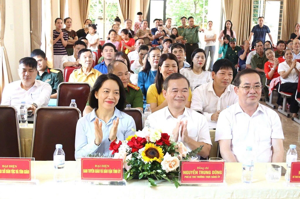 Đại biểu dự buổi lễ 