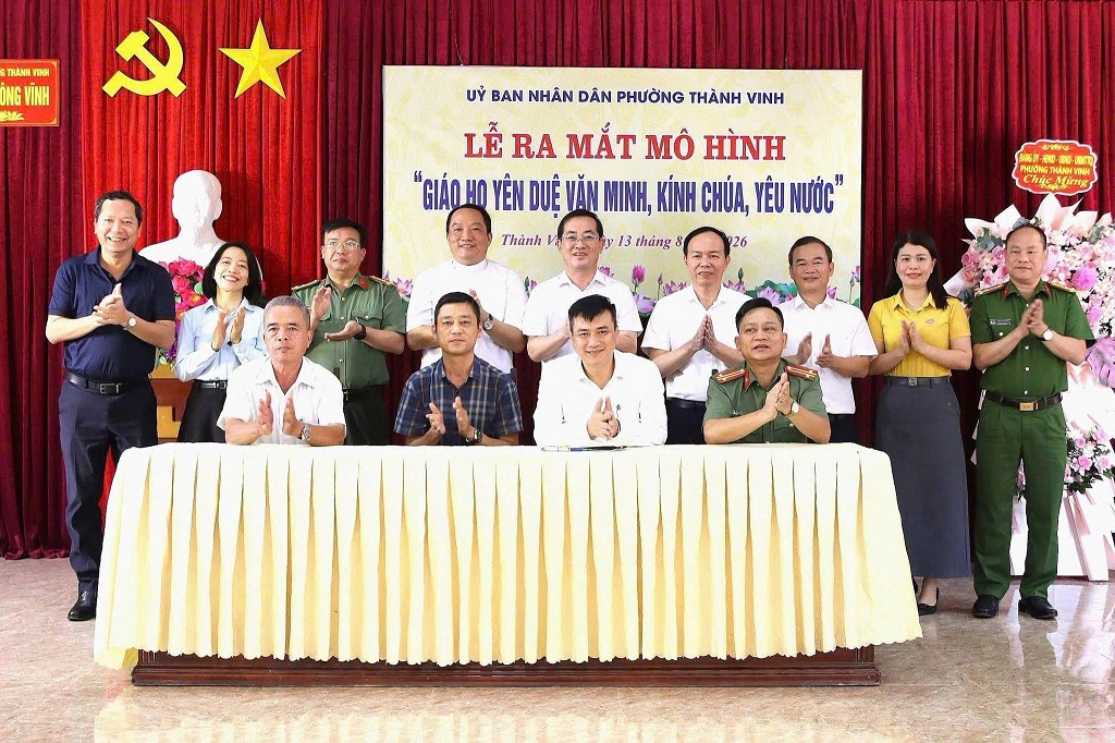 Ký cam kết thực hiện mô hình