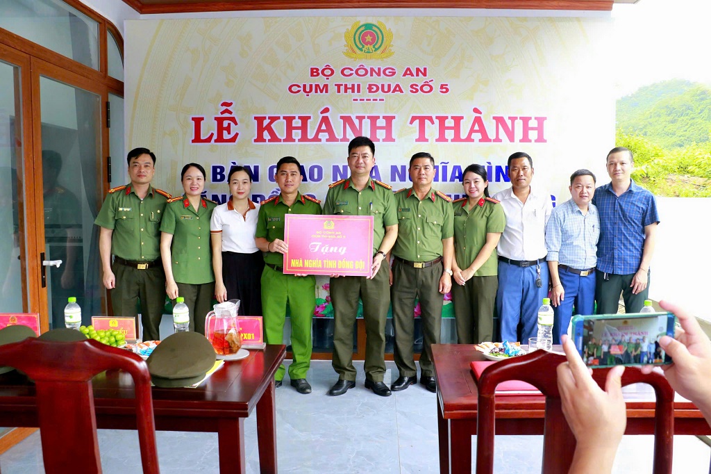 Bàn giao nhà cho đồng chí Lô Đình Quang