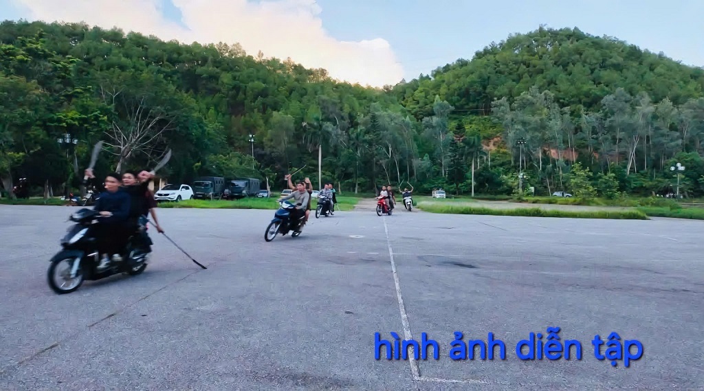 Phòng Cảnh sát cơ động, Công an tỉnh Nghệ An phối hợp Công an xã Vạn An tổ chức diễn tập phương án phát hiện, truy bắt, khống chế và xử lý đối tượng điều khiển xe mô tô, xe gắn máy chạy tốc độ cao, lạng lách, đánh võng, có biểu hiện đua xe trái phép