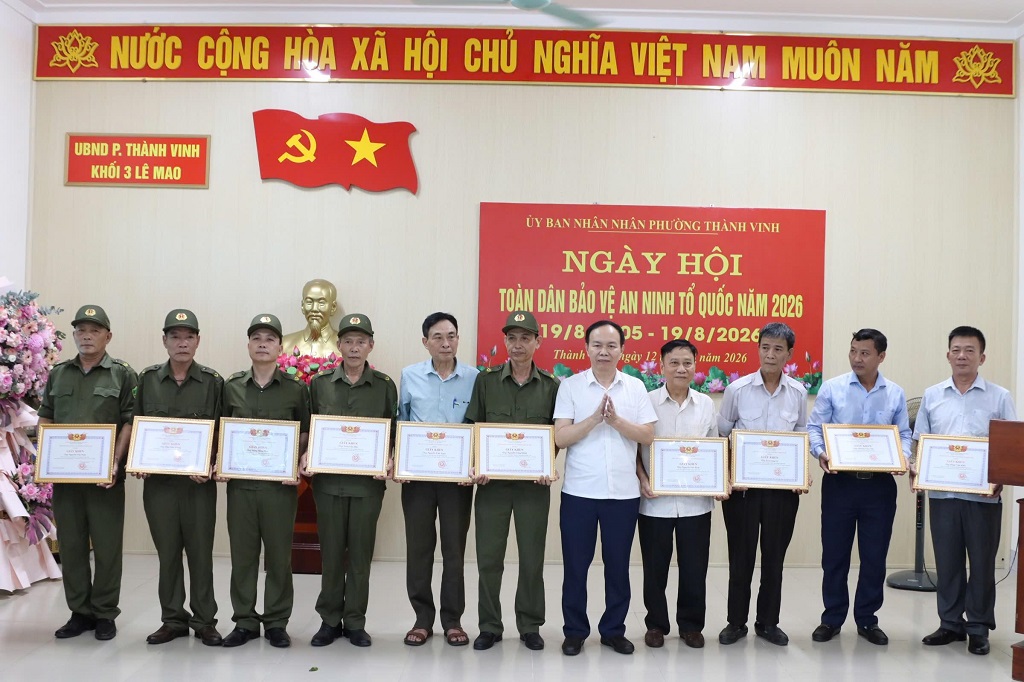 tặng tập thể, cá nhân có thành tích xuất sắc trong phong trào “Toàn dân bảo vệ an ninh Tổ quốc”