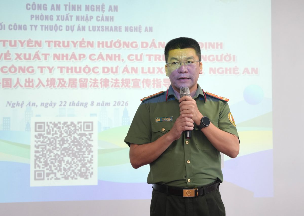 Đại diện Lãnh đạo Phòng Quản lý xuất nhập cảnh, Công an tỉnh phát biểu