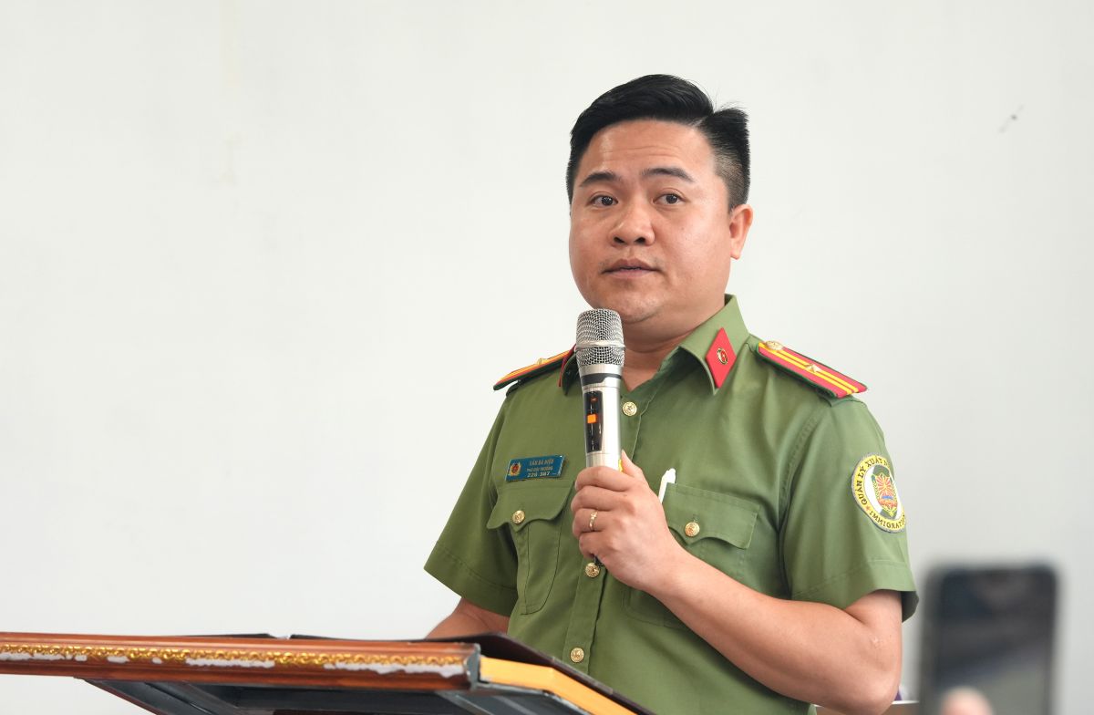 Đại diện Phòng Quản lý Xuất nhập cảnh tuyên truyền, phổ biến pháp luật và giải đáp thắc mắc của người lao động