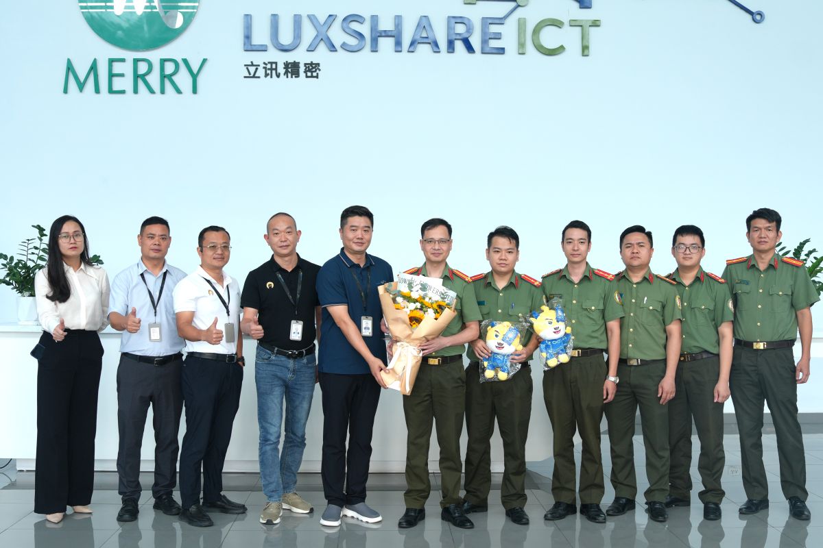Đại biểu chụp ảnh lưu niệm