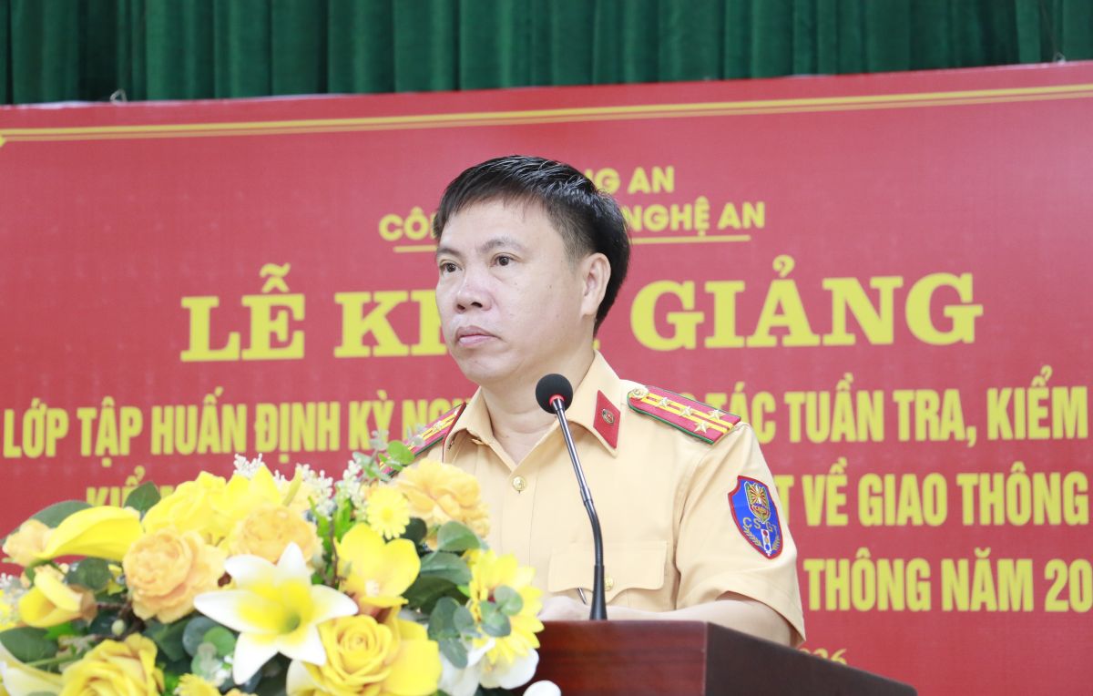 Đồng chí Đại tá Lê Thanh Nghị, Trưởng phòng Cảnh sát giao thông phát biểu tại Lễ khai giảng