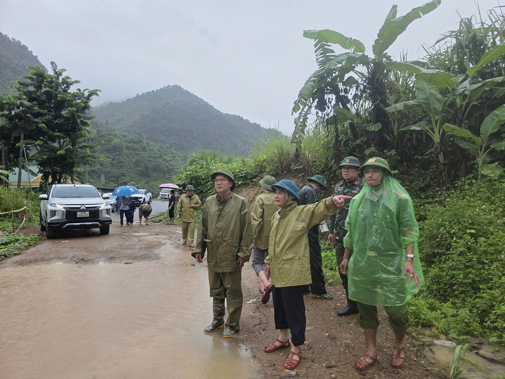 Công an xã Mỹ Lý cùng lực lượng chức năng trực tiếp kiểm tra tuyến đường, khe suối, taluy, sườn núi và những vị trí có nguy cơ sạt, trượt