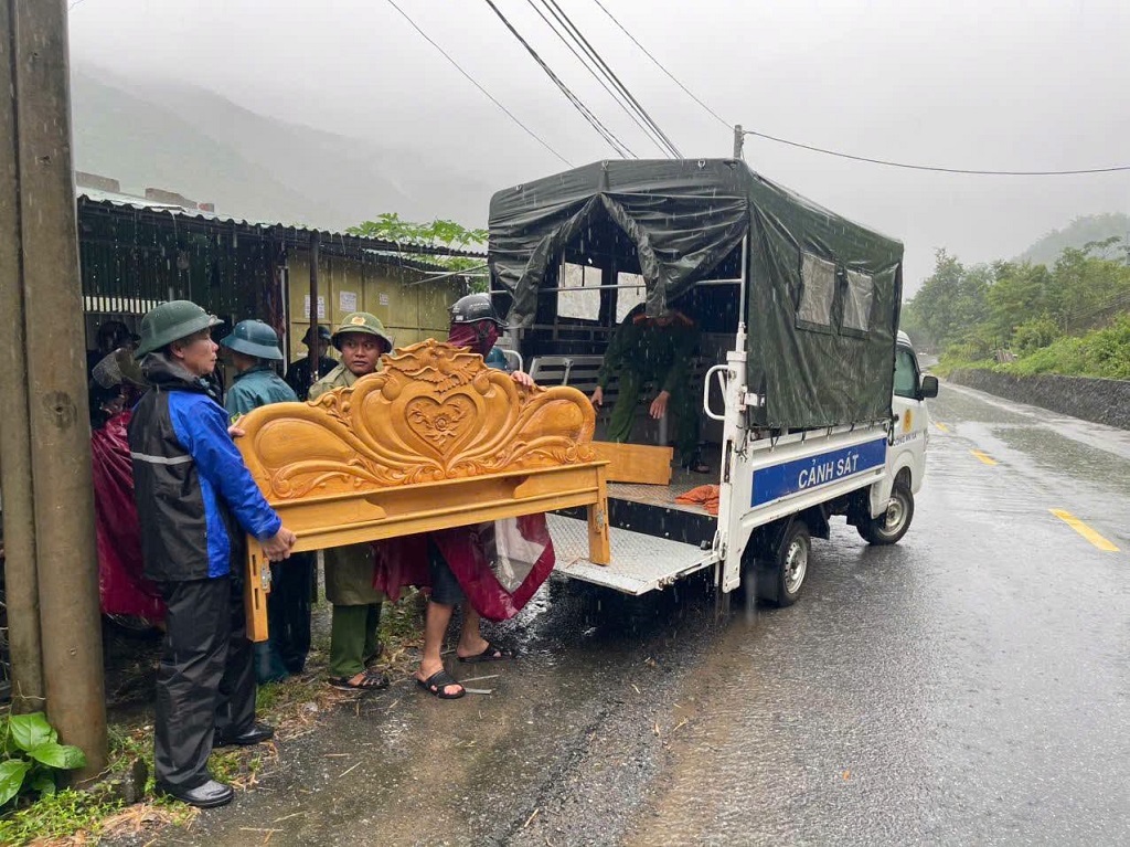 Công an xã Hữu Kiệm cùng lực lượng chức năng di dời tài sản người dân đến nơi an toàn