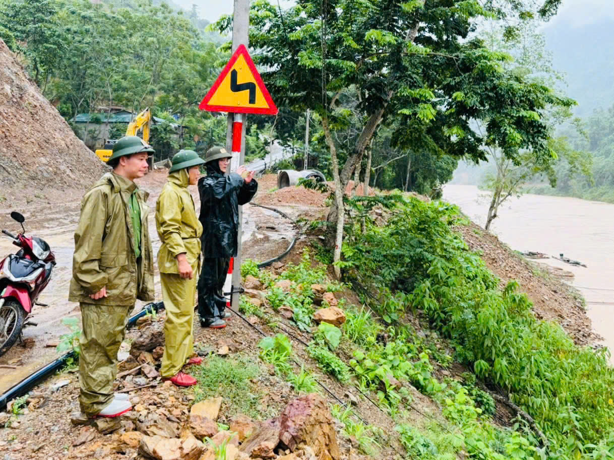 Công an xã Lượng Minh kiểm tra khu vực có nguy cơ sạt lở
