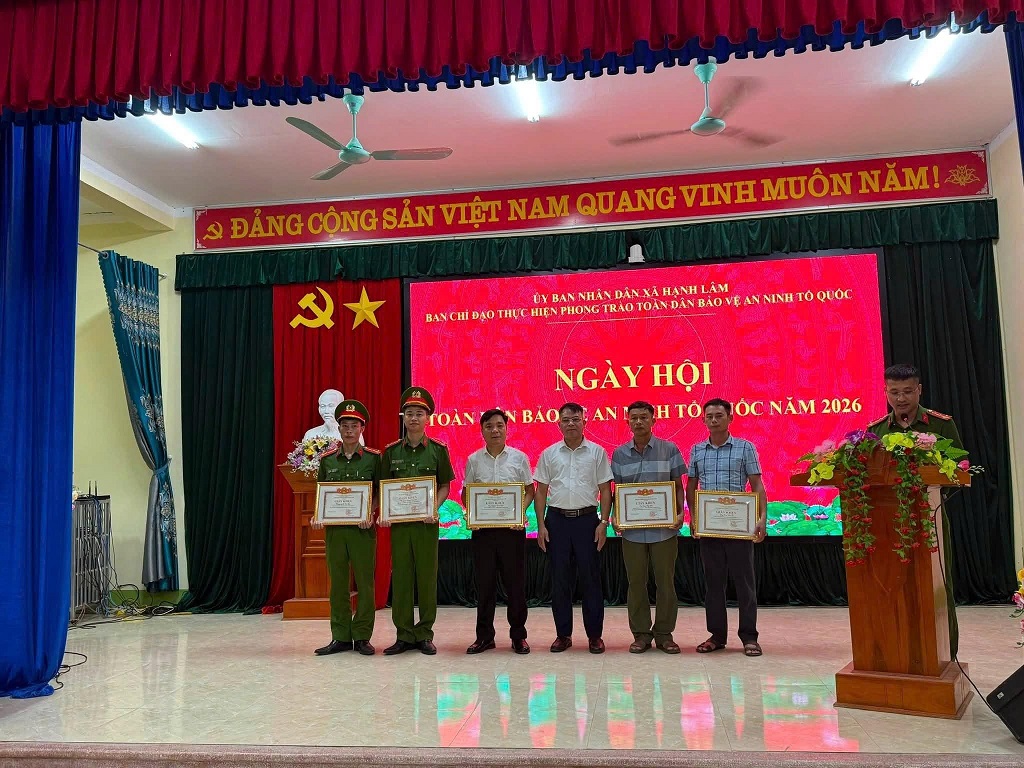 Trao khen thưởng cá nhân, tập thể có thành tích xuất sắc 
