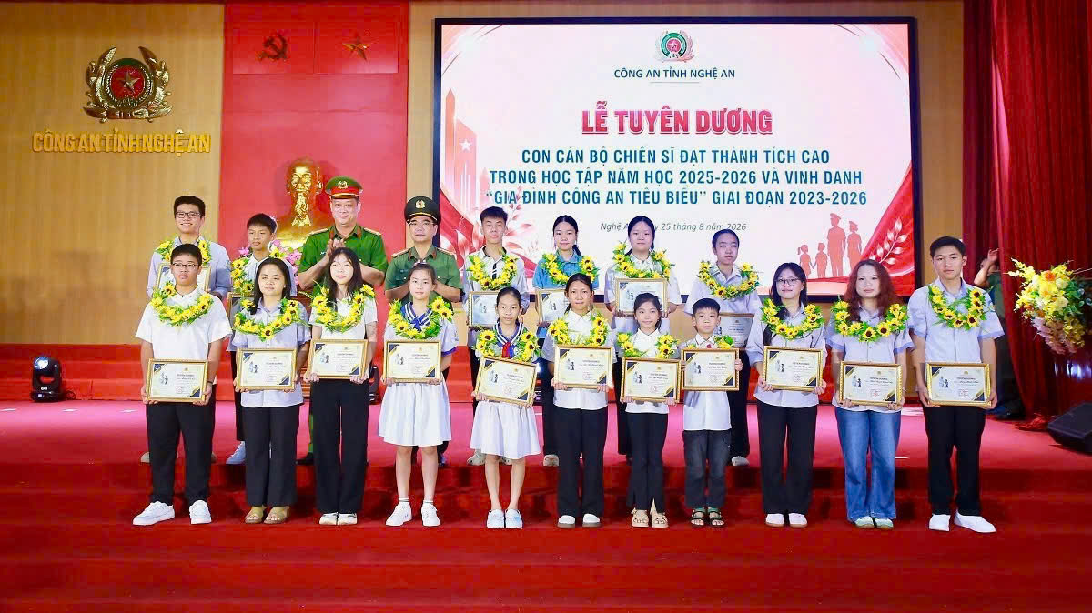   Các đồng chí Phó Giám đốc Công an tỉnh: Đại tá Nguyễn Đức Cường, Đại tá Phạm Hữu Trường khen thưởng các em đạt thành tích cao kỳ thi cấp Quốc gia