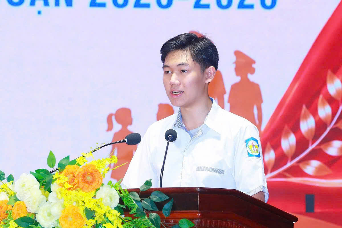 Em Đặng Minh Nhật thay mặt học sinh đạt thành tích xuất sắc phát biểu
