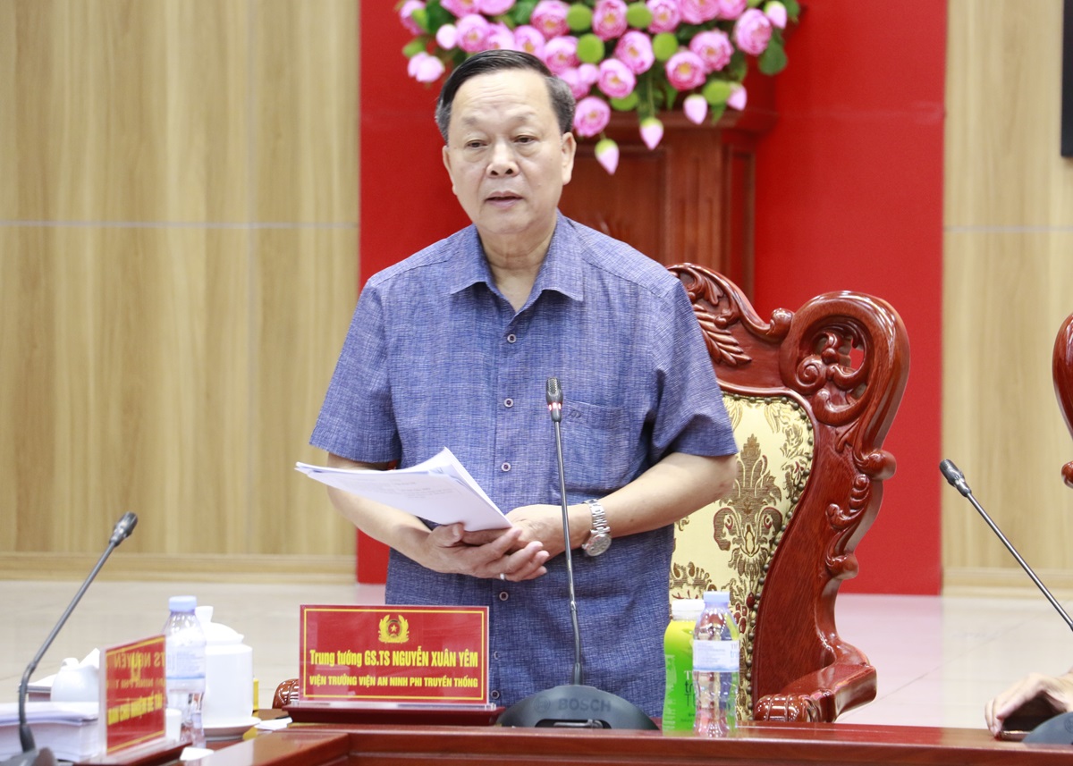 Đồng chí Trung tướng, GS.TS Nguyễn Xuân Yêm, Viện trưởng Viện An ninh phi truyền thống, Đại học Quốc gia Hà Nội phát biểu tại hội thảo