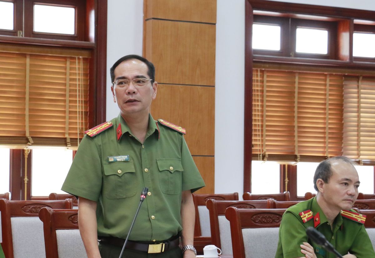 Đồng chí Đại tá Phạm Hữu Trường, Phó Giám đốc Công an tỉnh phát biểu tại Hội nghị