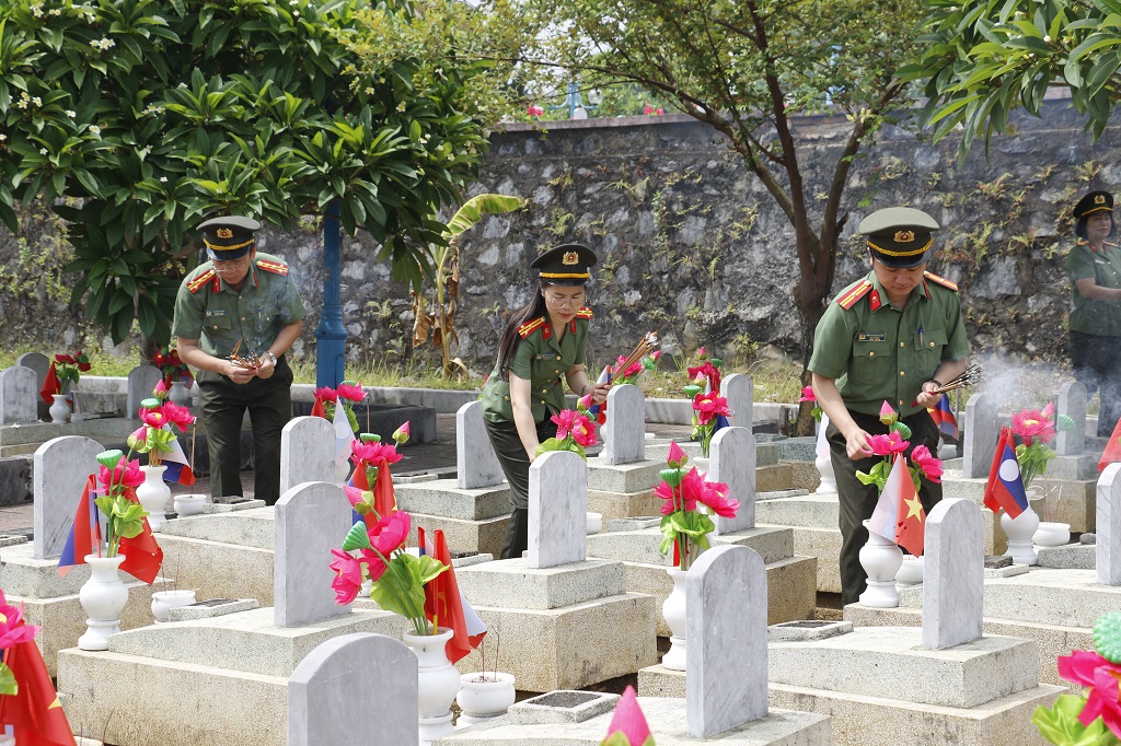 Lãnh đạo, cán bộ Phòng Hậu cần thắp hương tri ân các Anh hùng - Liệt sĩ