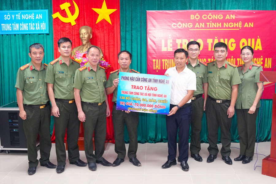 Đơn vị trao biểu trưng tặng quà Trung  tâm công tác Xã hội tỉnh Nghệ An