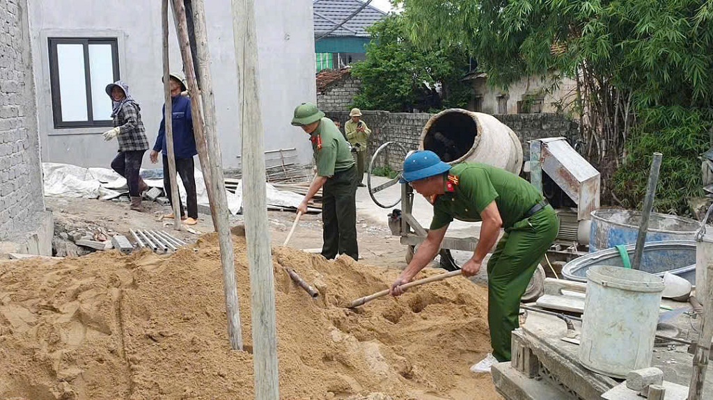 Công an xã giúp đỡ người dân xây nhà