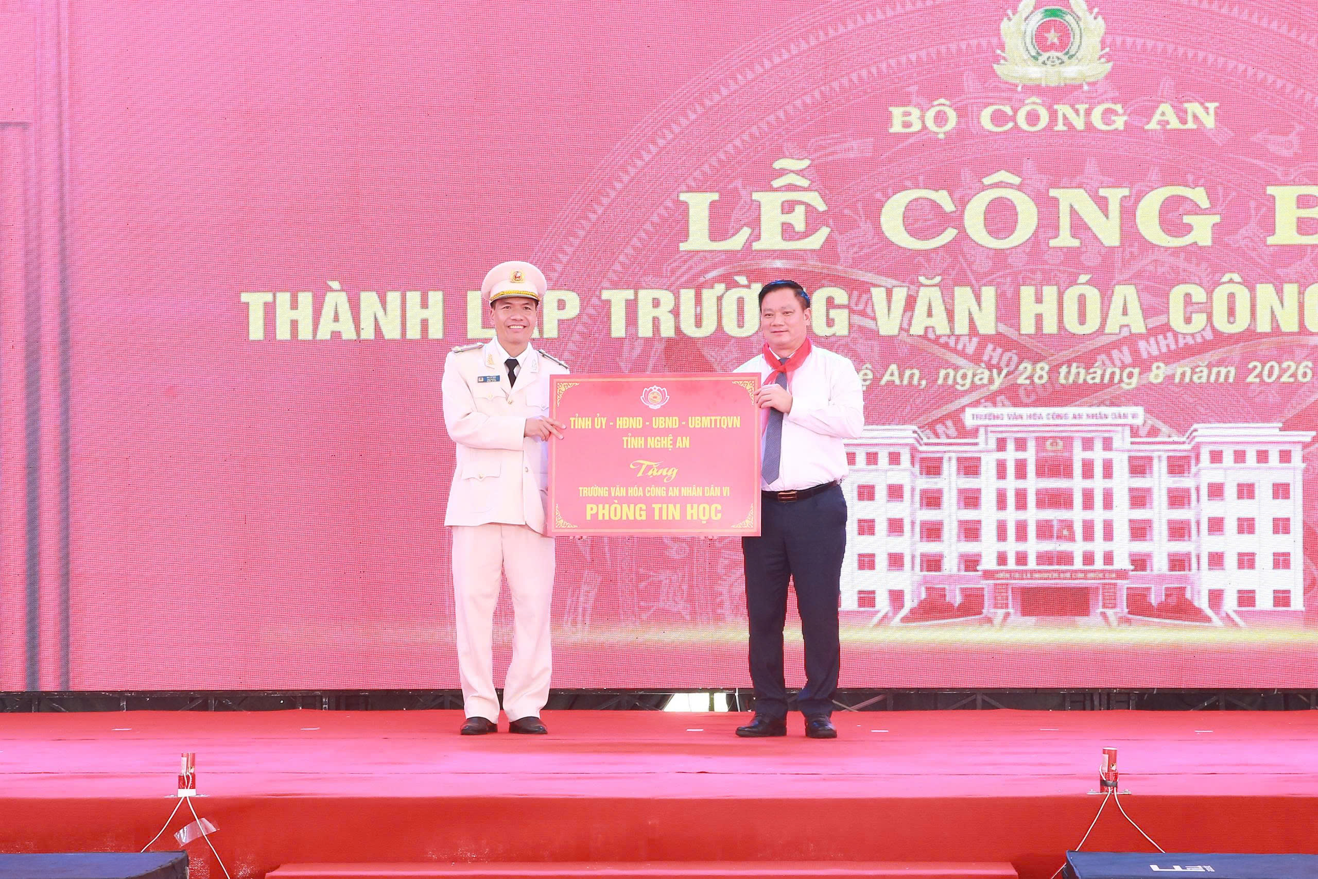 Đồng chí Nguyễn Khắc Thận - Ủy viên Trung ương Đảng, Bí thư Tỉnh ủy, Trưởng Đoàn ĐBQH tỉnh trao quà của tỉnh Nghệ An là 1 phòng tin học tặng Trường Văn hóa Công an nhân dân VI