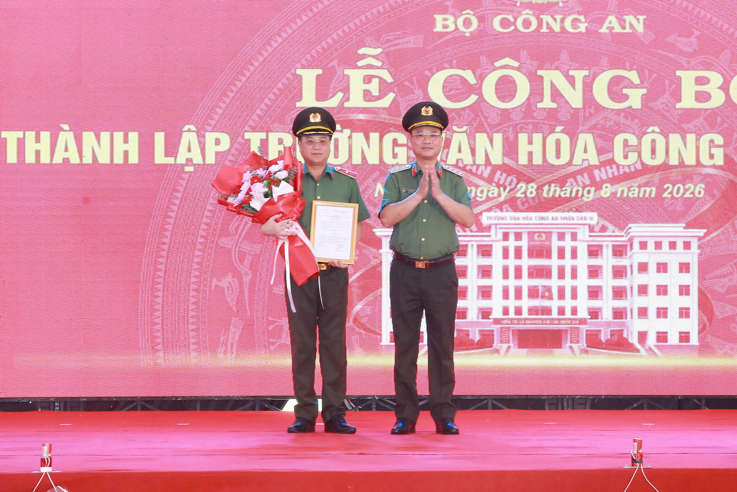 Thứ trưởng Phạm Thế Tùng trao Quyết định của Bộ trưởng Bộ Công an, tặng hoa chúc mừng việc bổ sung Trường Văn hóa Công an nhân dân VI vào tổ chức bộ máy của Công an tỉnh Nghệ An.