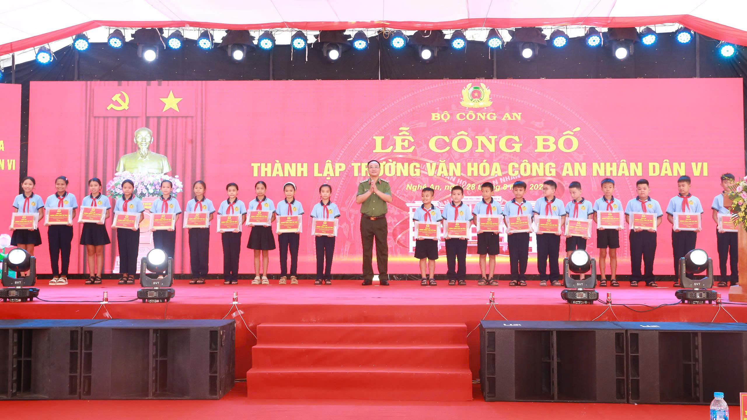 Thứ trưởng Phạm Thế Tùng trao tặng Trường Văn hóa Công an nhân dân VI 1 thư viện điện tử; 5 chiếc ti vi và 270 bộ sách giáo khoa cho toàn bộ học sinh của trường