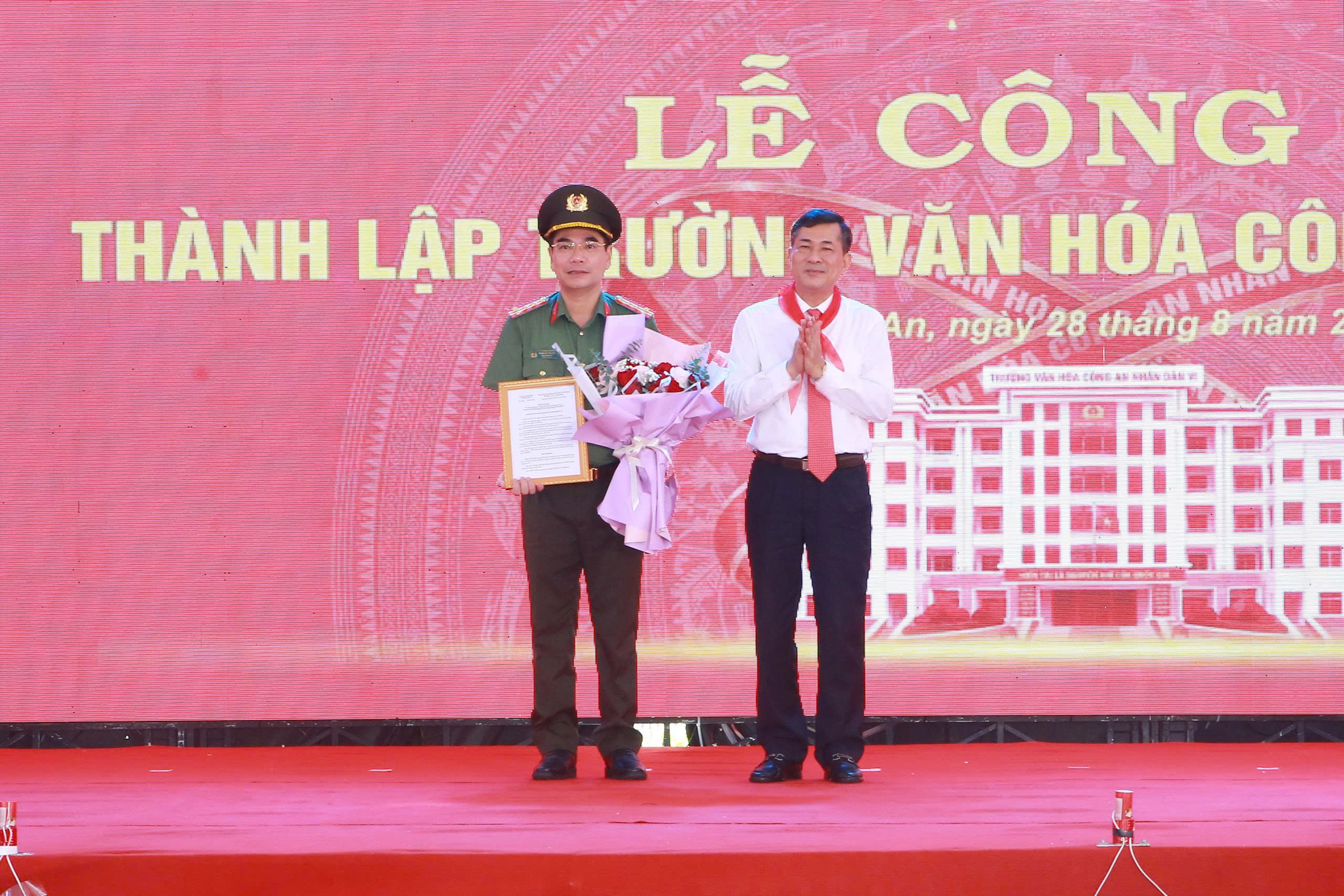 Đồng chí Thái Văn Thành - Phó Chủ tịch UBND tỉnh trao Quyết định của UBND tỉnh về việc thành lập Trường Văn hóa Công an nhân dân VI