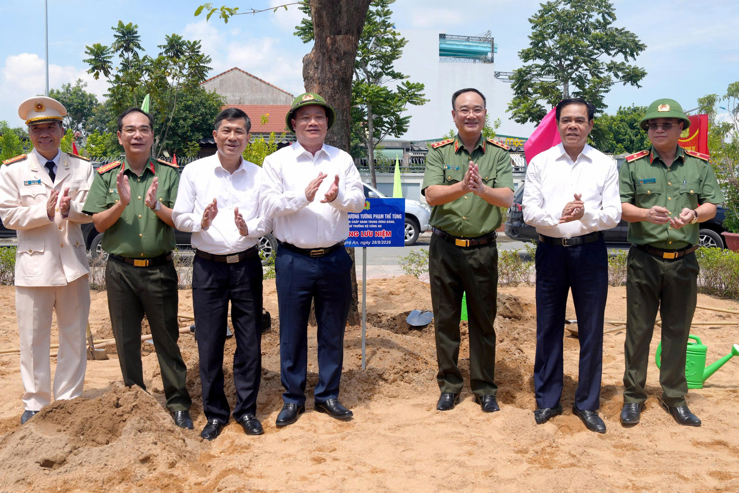Các đồng chí lãnh đạo, đại biểu trồng cây lưu niệm trong khuôn viên Trường Văn hóa Công an nhân dân VI