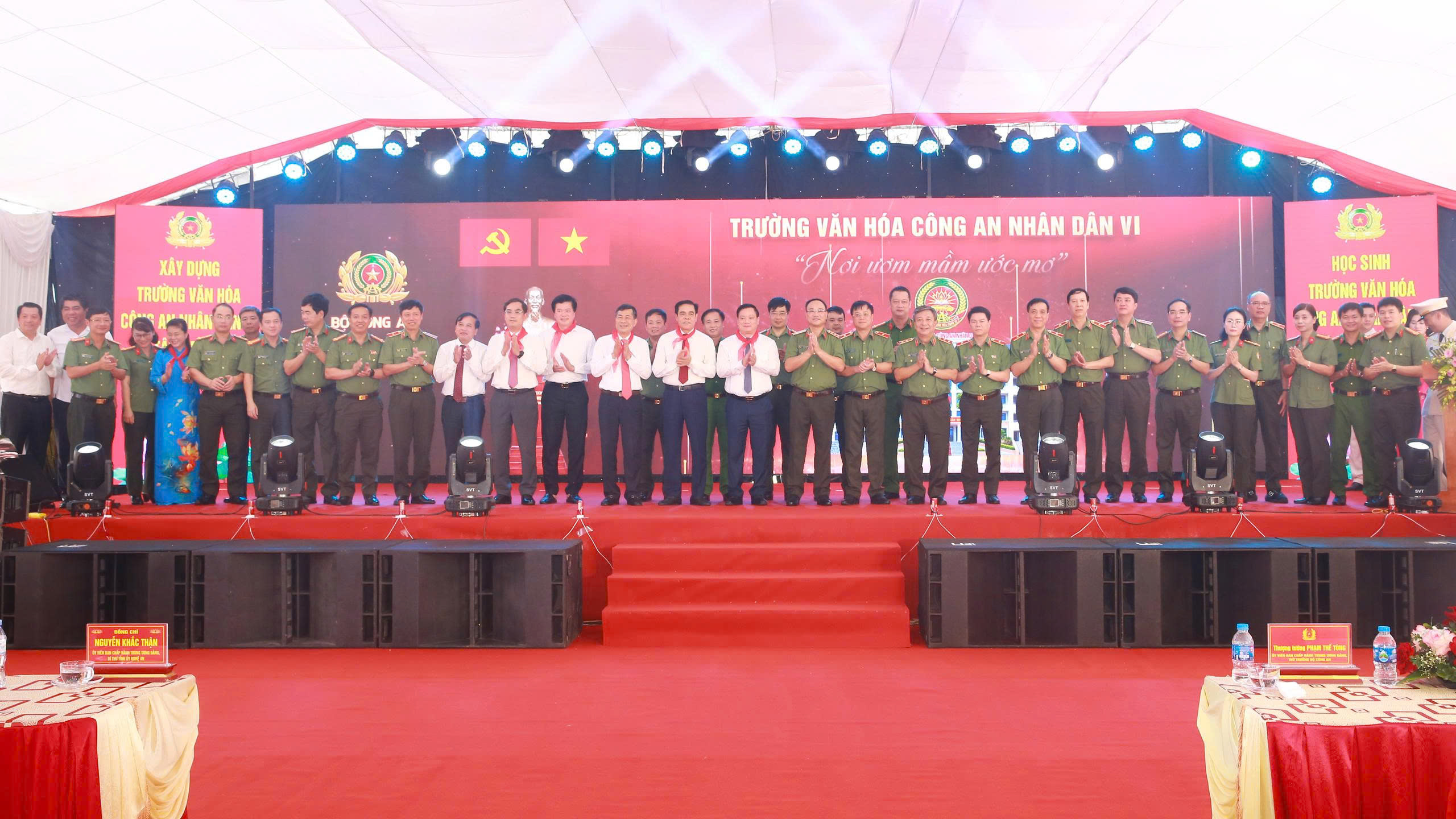 Các đại biểu chụp ảnh lưu niệm