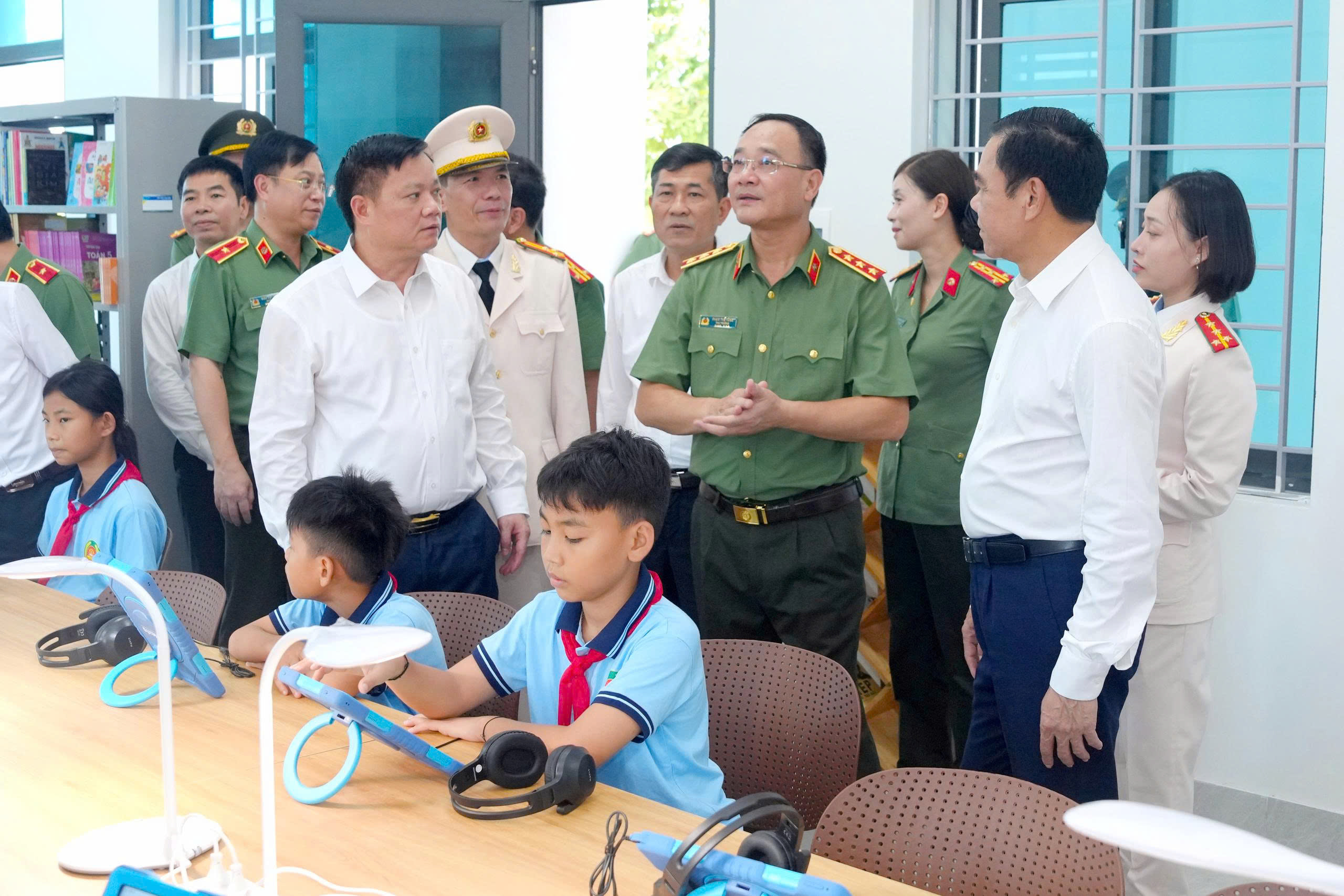 Các đồng chí lãnh đạo, đại biểu tham quan cơ sở vật chất Trường Văn hóa Công an nhân dân VI