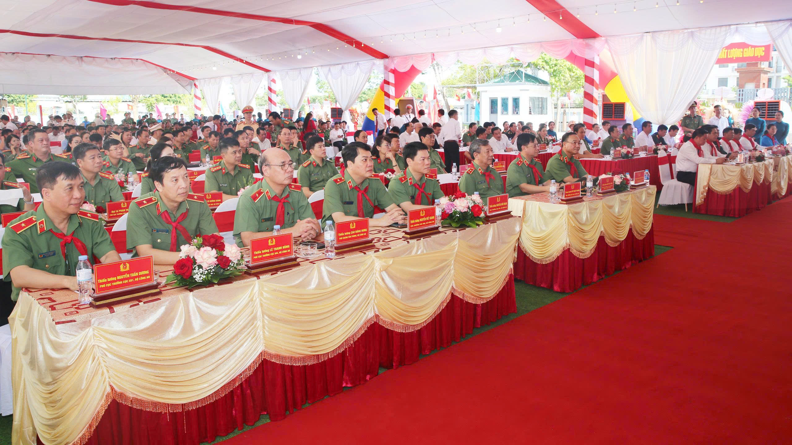 2. Các đồng chí lãnh đạo, đại biểu dự lễ công bố quyết định thành lập Trường Văn hóa Công an nhân dân VI