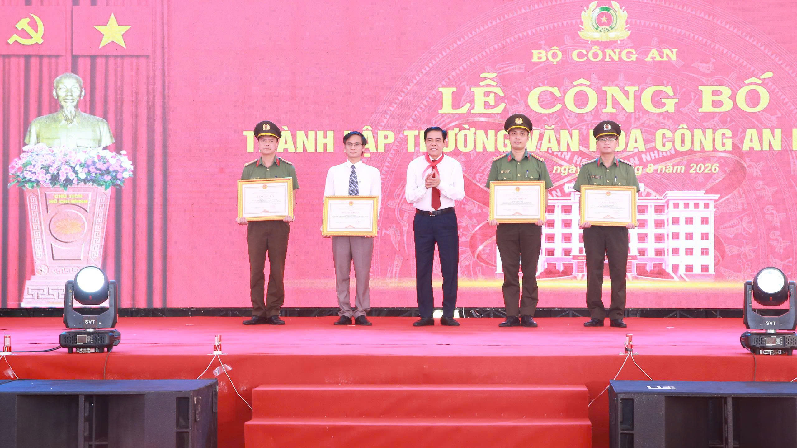 Đồng chí Võ Trọng Hải - Phó Bí thư Tỉnh ủy, Chủ tịch UBND tỉnh trao tặng Bằng khen cho 4 cá nhân vì có thành tích xuất sắc trong công tác tham mưu, triển khai thành lập Trường Văn hóa Công an nhân dân VI