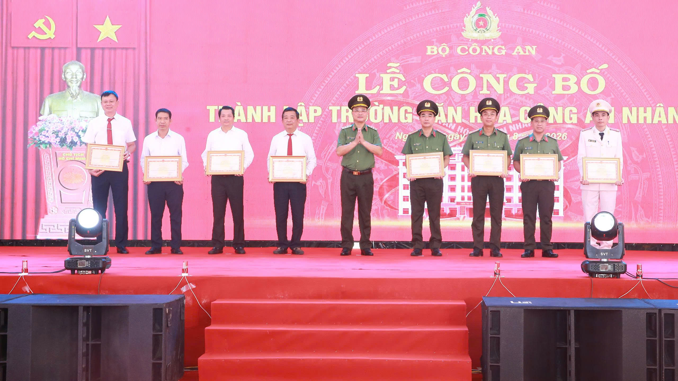 Thứ trưởng Phạm Thế Tùng trao Bằng khen của Bộ trưởng Bộ Công an tặng 3 tập thể, 5 cá nhân thuộc Công an tỉnh Nghệ An có thành tích xuất sắc đột xuất trong tham mưu tổ chức thành lập Trường Văn hóa Công an nhân dân VI