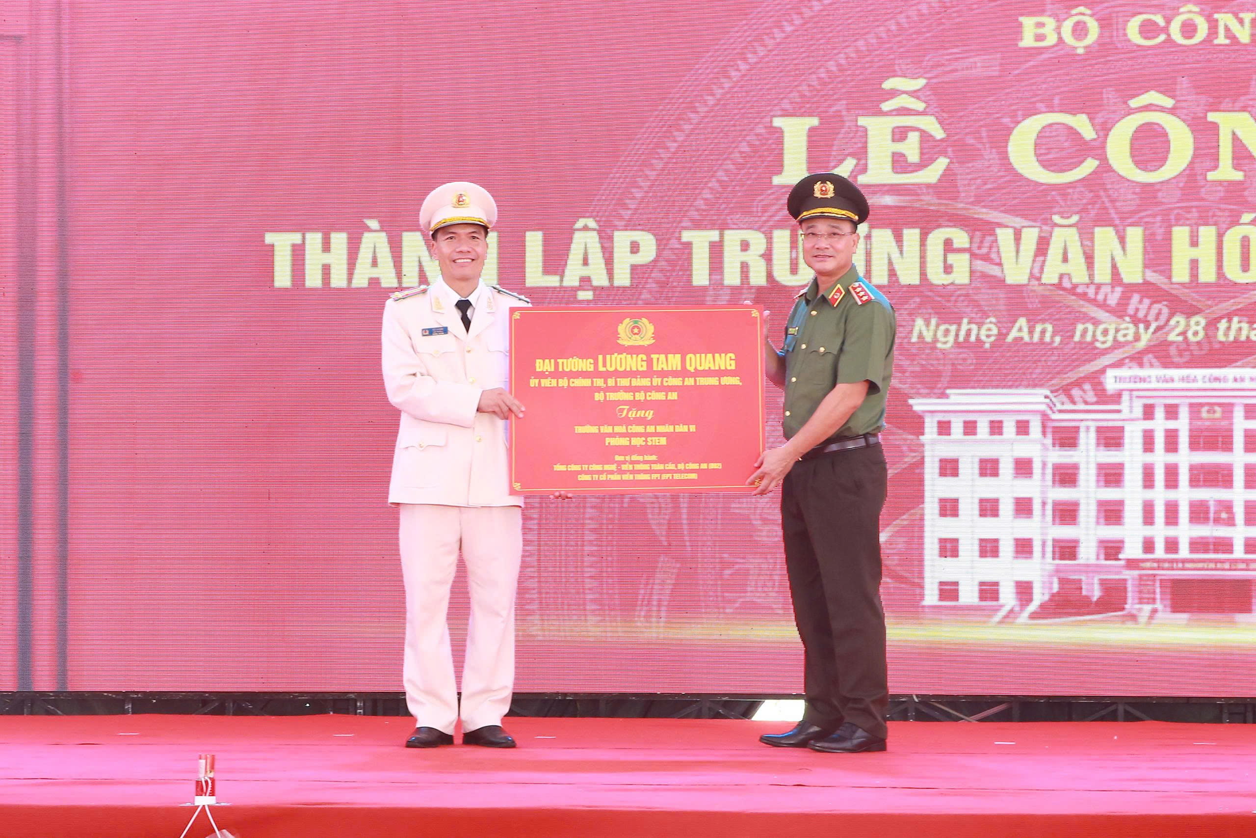 Thứ trưởng Phạm Thế Tùng trao quà của Bộ trưởng Bộ Công an tặng 1 phòng STEM cho Trường Văn hóa Công an nhân dân VI