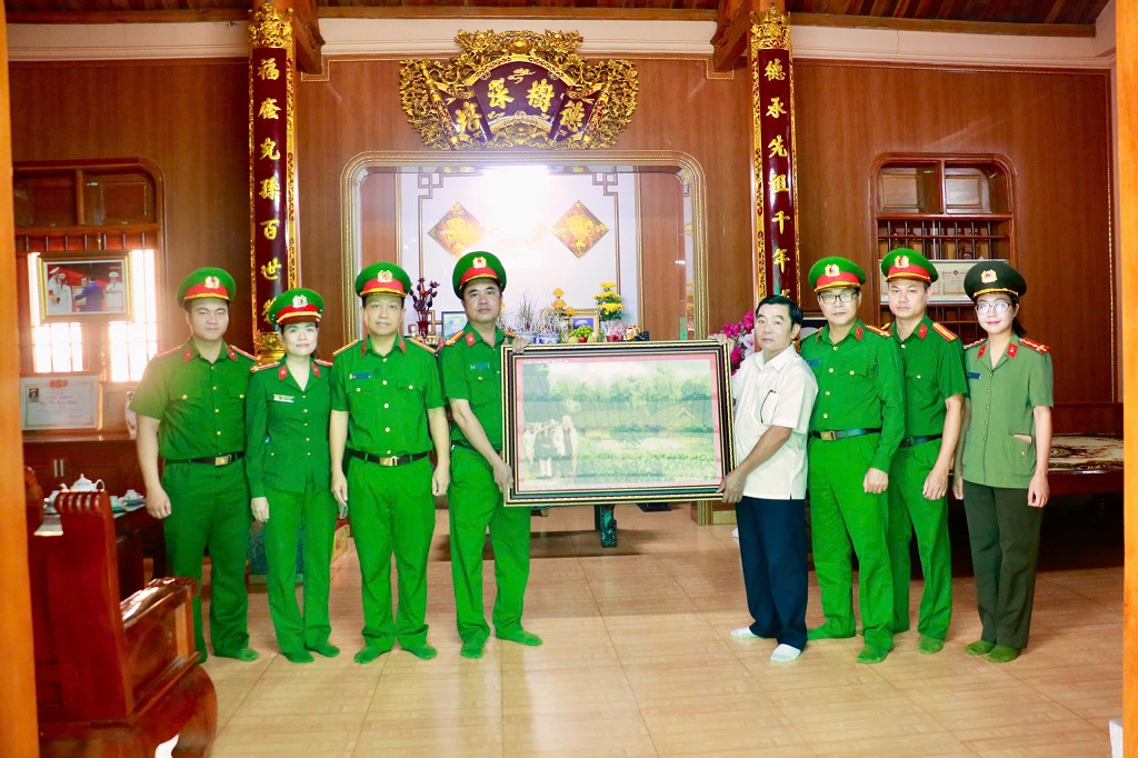 Công an xã Vạn An tặng quà thân nhân Liệt sỹ