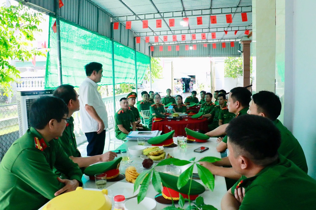 Chỉ huy Công an xã phát động cán bộ, chiến sĩ học tập và làm theo tấm gương hy sinh của Liệt sỹ Bùi Huy Giáp