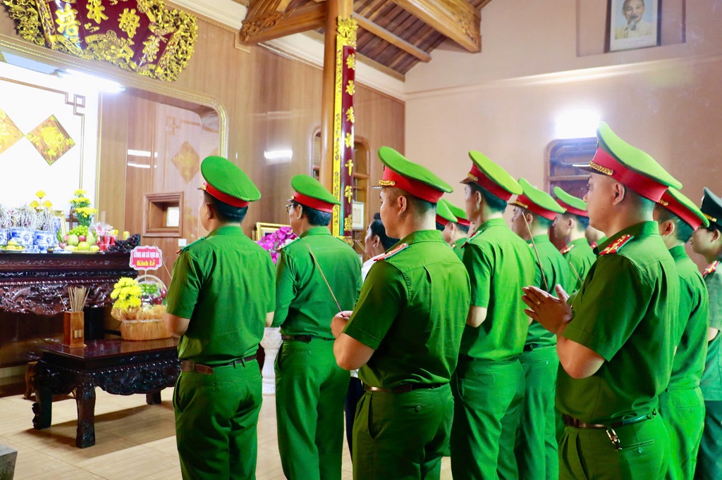 Công an xã Vạn An thắp hương bày tỏ lòng biết ơn sâu sắc trước sự hy sinh anh dũng của đồng chí Bùi Huy Giáp