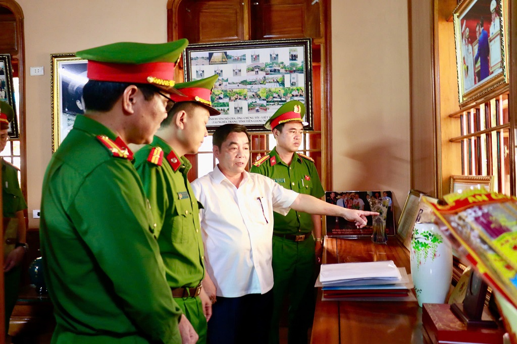 Cán bộ, chiến sĩ Công an xã cùng thân nhân ôn lại những dấu mốc, chặng đường chiến đấu và hy sinh của Anh hùng lực lượng vũ trang nhân dân Bùi Huy Giáp