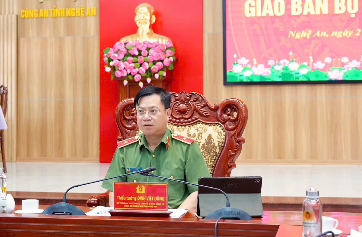 Đồng chí Thiếu tướng Đinh Việt Dũng, Ủy viên Ban Thường vụ Tỉnh ủy, Bí thư Đảng ủy, Giám đốc Công an tỉnh chủ trì Hội nghị tại điểm cầu Công an tỉnh Nghệ An