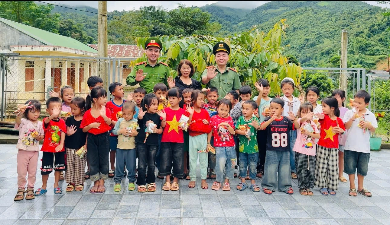 Chi đoàn Công an xã Na Loi thăm, tặng quà trẻ nhân dịp trung thu