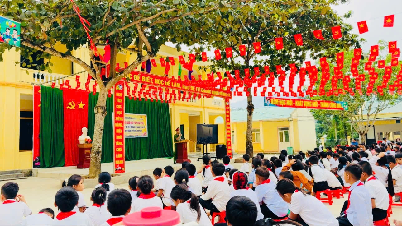 Công an xã Na Loi trang bị kỹ năng tự bảo vệ cho học sinh – chung tay xây dựng môi trường học tập an toàn
