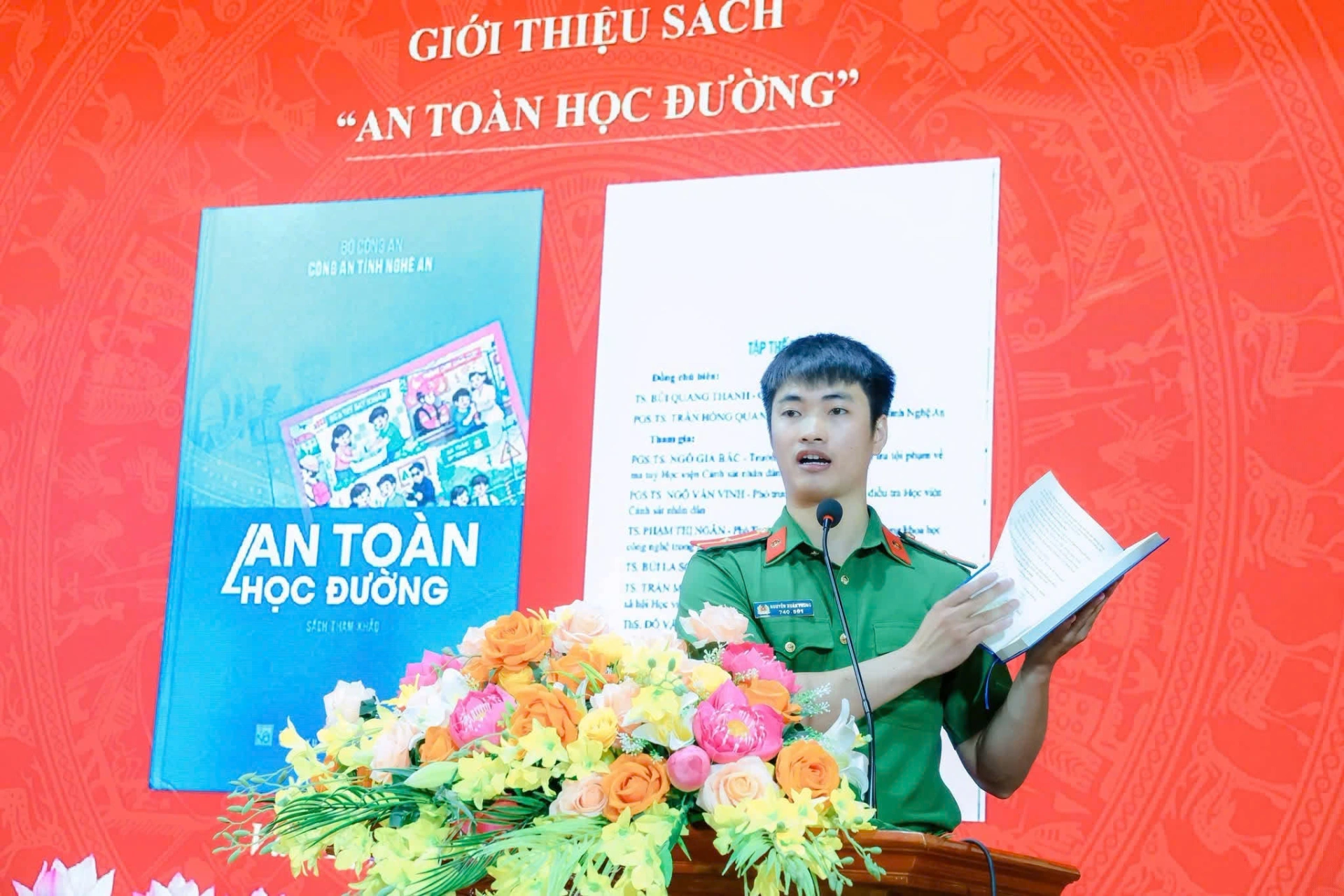 Công an xã giới thiệu cuốn sách